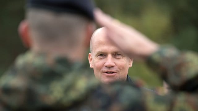 Ralph Brinkhaus bei einem Besuch des Truppenübungsplatzes im brandenburgischen Lehnin. Ralph Brinkhaus bei einem Besuch des Truppenübungsplatzes im brandenburgischen Lehnin.