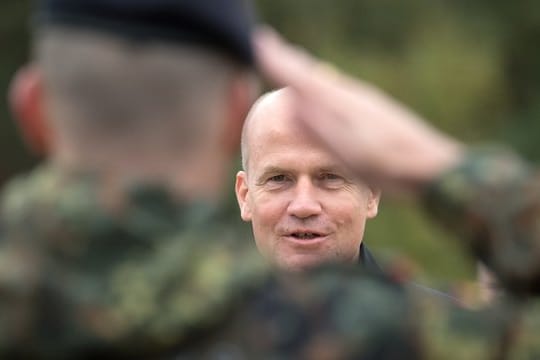 Ralph Brinkhaus bei einem Besuch des Truppenübungsplatzes im brandenburgischen Lehnin.
