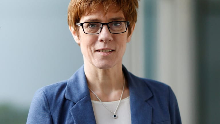 CDU-Generalsekretärin Annegret Kramp-Karrenbauer: Als die Mauer fiel, war sie 27.