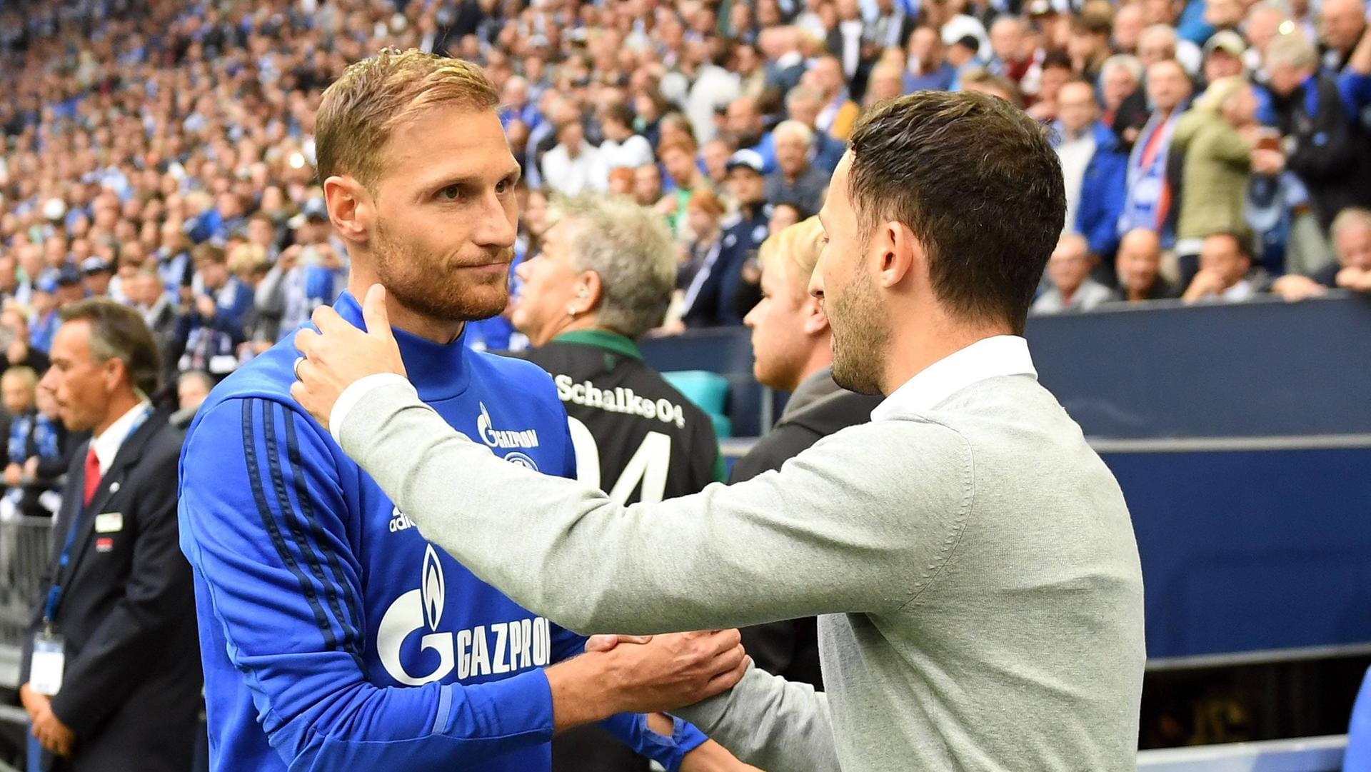 Benedikt Höwedes und Trainer Domenico Tedesco im August 2017. Kurz danach wechselte der Innenverteidiger nach Turin.