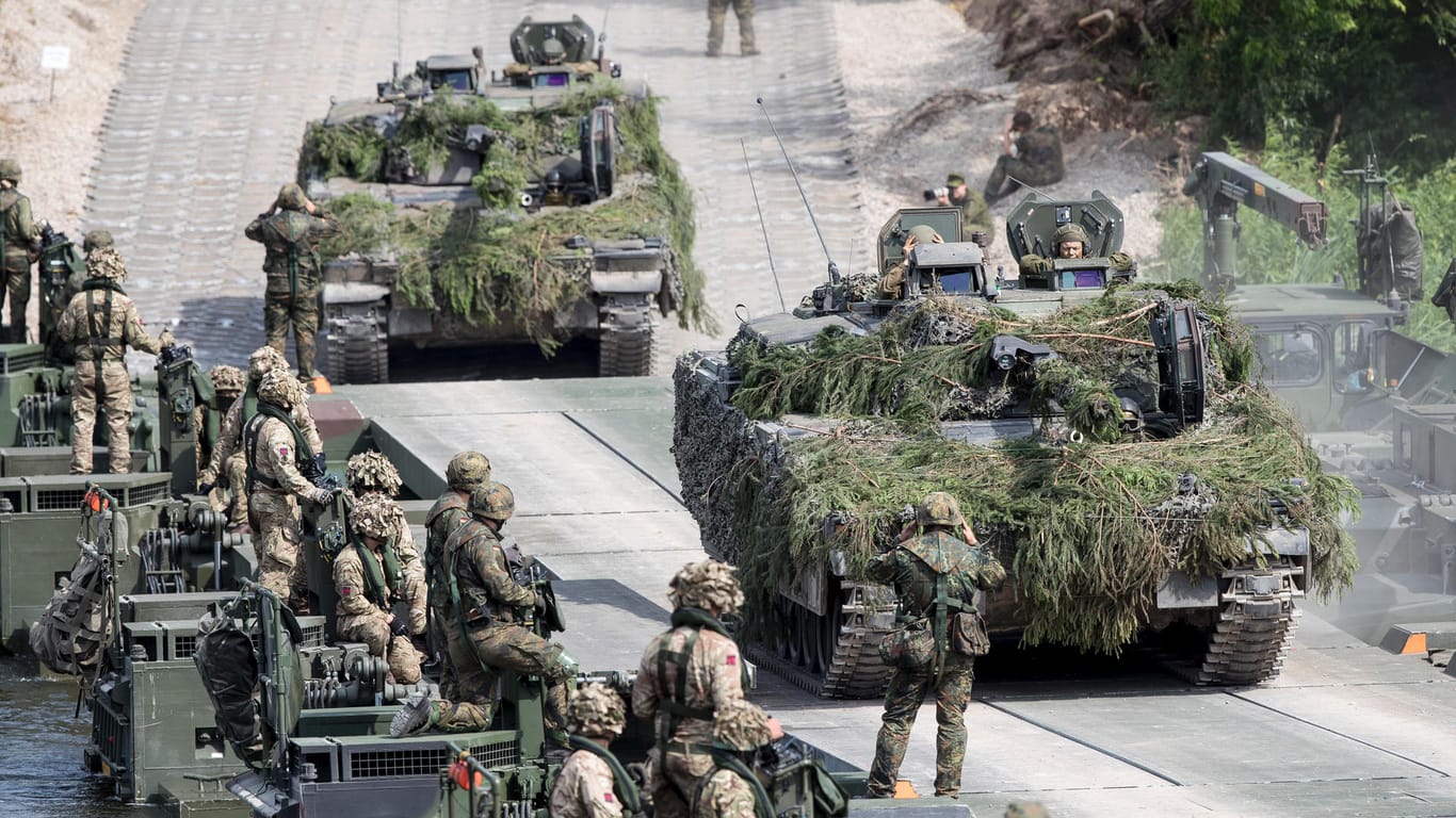 Bundeswehrsoldaten überqueren während des Nato-Manövers «Iron Wolf 2017» eine Brücke mit ihren Panzern (Archivbild): Das in vier Wochen beginnende Nato-Manöver soll das größte des Bündnisses seit dem Ende des Kalten Krieges werden.