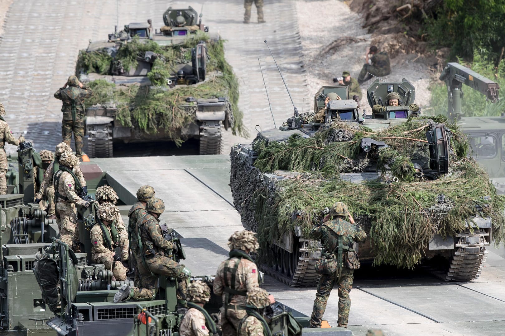 Bundeswehrsoldaten überqueren während des Nato-Manövers «Iron Wolf 2017» eine Brücke mit ihren Panzern (Archivbild): Das in vier Wochen beginnende Nato-Manöver soll das größte des Bündnisses seit dem Ende des Kalten Krieges werden.