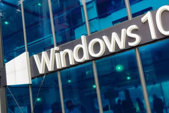 Windows-10-Schriftzug: Microsoft hat Version 1809 des Betriebssystems offiziell freigegeben.