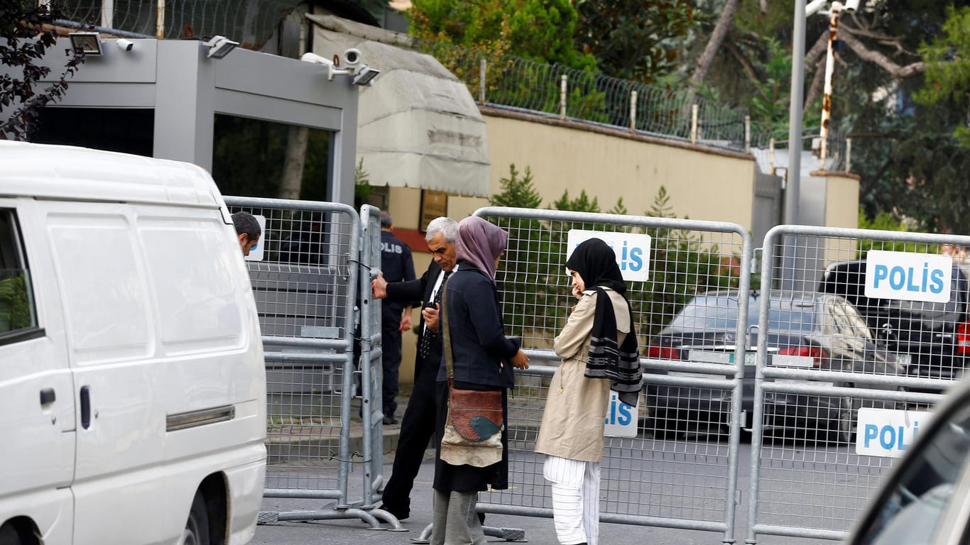 Die Verlobte (links) des saudischen Journalisten und eine Freundin warten vor dem saudi-arabischen Konsulat in Istanbul: Der regierungskritische Journalist wird vermisst, seitdem er das Konsulat besucht hat.