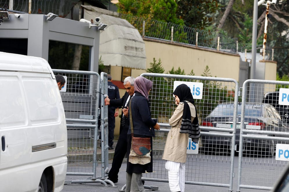 Die Verlobte (links) des saudischen Journalisten und eine Freundin warten vor dem saudi-arabischen Konsulat in Istanbul: Der regierungskritische Journalist wird vermisst, seitdem er das Konsulat besucht hat.