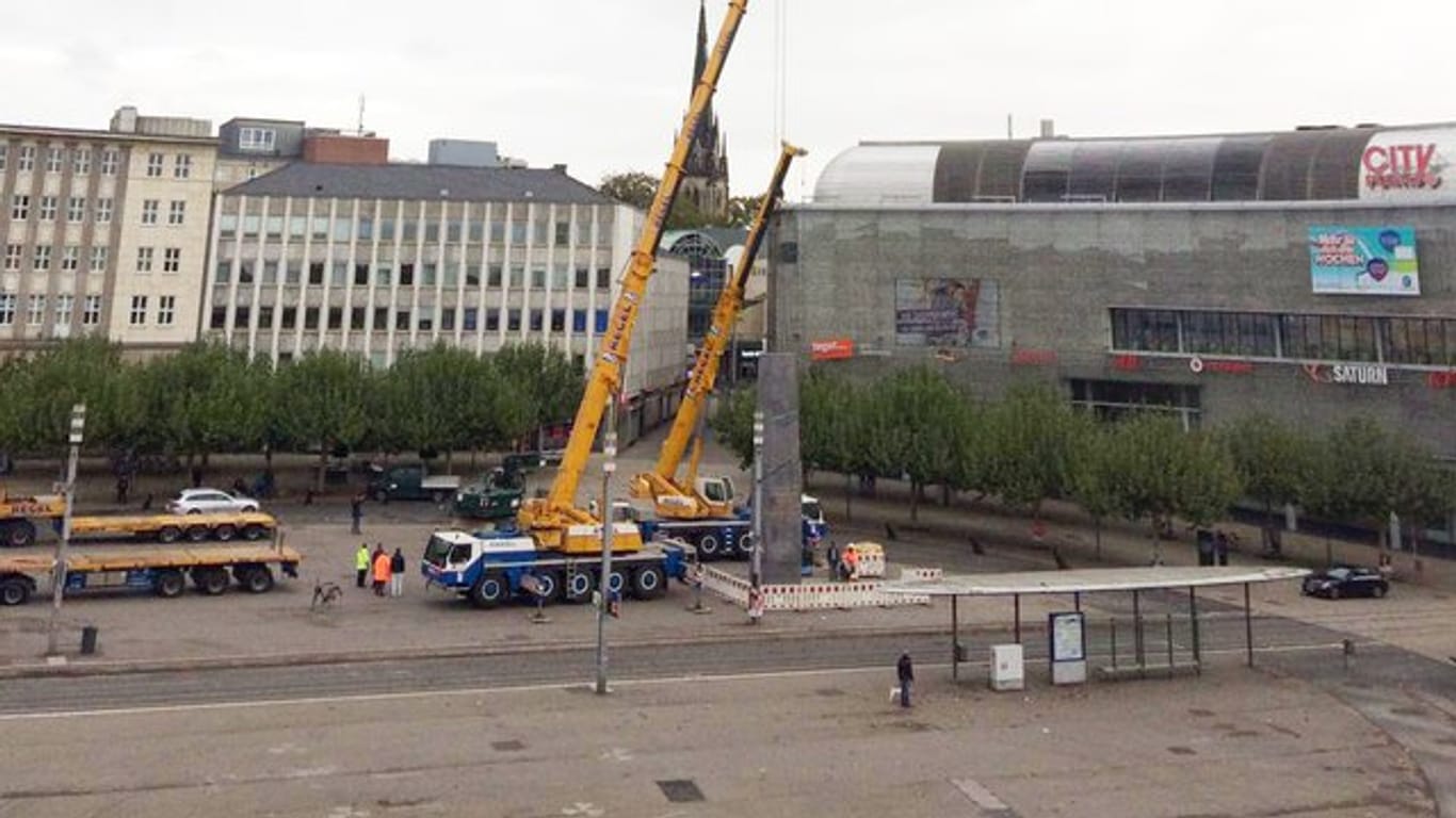 Das documenta-Kunstwerk Obelisk wird abgebaut.