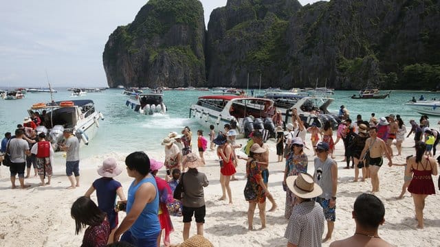 Touristen im Mai 2018 in der Maya Bay, die durch den Film "The Beach" bekannt geworden ist.