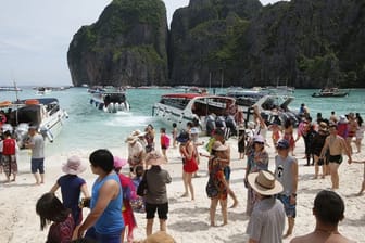 Touristen im Mai 2018 in der Maya Bay, die durch den Film "The Beach" bekannt geworden ist.
