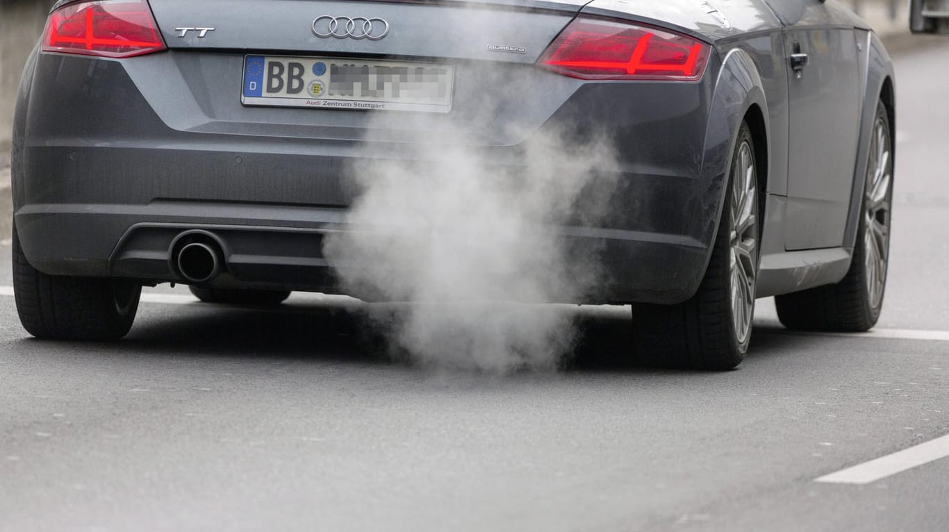 Auto mit qualmendem Auspuff in Stuttgart: Das EU-Parlament will den CO2-Ausstoß bei Pkw bis 2030 um 40 Prozent reduzieren.