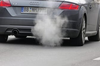 Auto mit qualmendem Auspuff in Stuttgart: Das EU-Parlament will den CO2-Ausstoß bei Pkw bis 2030 um 40 Prozent reduzieren.