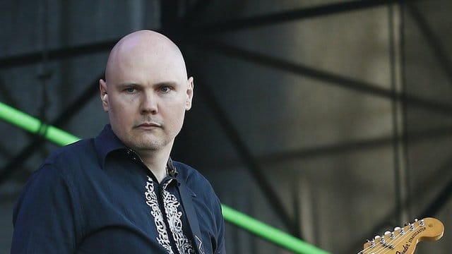 Billy Corgan, Frontmann der Rockband Smashing Pumpkins, 2015 bei einem Konzert in Chile. Billy Corgan, Frontmann der Rockband Smashing Pumpkins, 2015 bei einem Konzert in Chile.