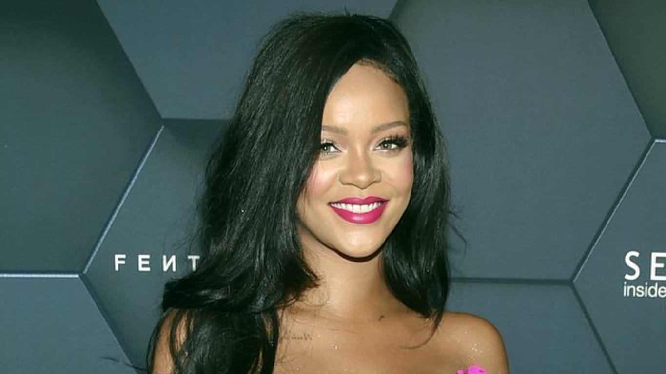 Sängerin Rihanna lächelt bei der "Fenty Beauty by Rihanna" Party.