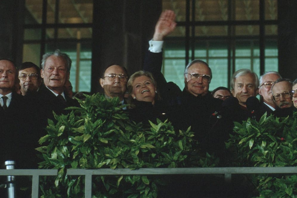 Deutsche Politiker feiern am 3. Oktober 1990 vor dem Reichstag die Wiedervereinigung: Oskar Lafontaine, Willy Brandt, Hans-Dietrich Genscher, Helmut und Hannelore Kohl, Richard von Weizsaecker, Ullrich de Maiziere und Theo Waigel.