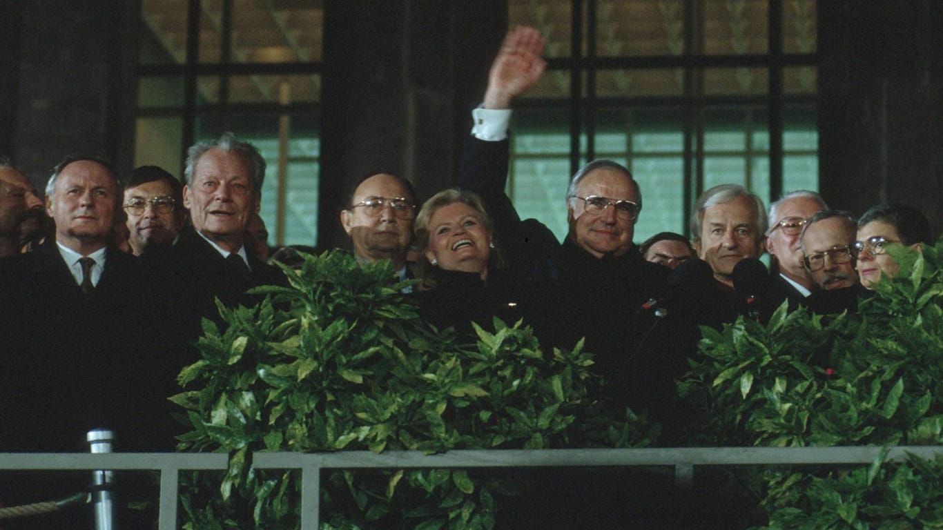 Deutsche Politiker feiern am 3. Oktober 1990 vor dem Reichstag die Wiedervereinigung: Oskar Lafontaine, Willy Brandt, Hans-Dietrich Genscher, Helmut und Hannelore Kohl, Richard von Weizsaecker, Ullrich de Maiziere und Theo Waigel.