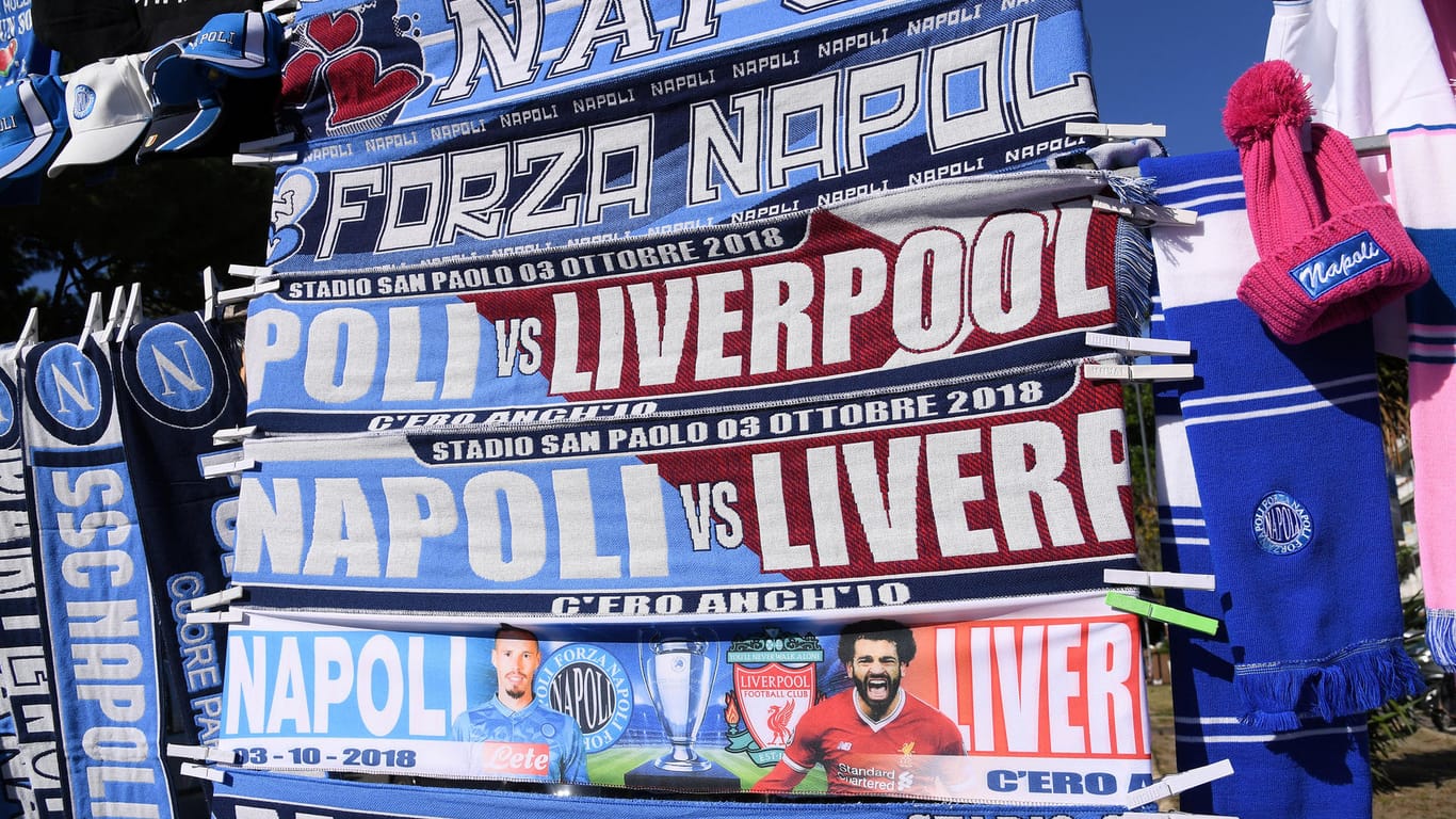 Schals zweier Duellanten in der Champions League: Der SSC Neapel trifft auf den Liverpool FC.