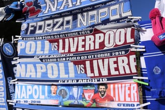 Schals zweier Duellanten in der Champions League: Der SSC Neapel trifft auf den Liverpool FC.