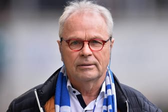 MSV-Legende: Bernard Dietz mit Duisburger Fanschal.