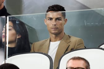 Zum Zuschauen verdammt: Cristiano Ronaldo musste das Champions-League-Spiel von Juventus Turin gegen Bern nach seiner Roten Karte von der Tribüne aus verfolgen.