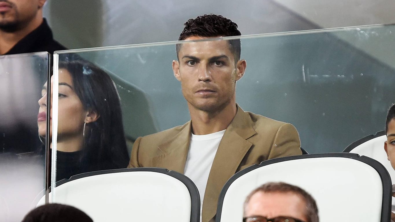 Zum Zuschauen verdammt: Cristiano Ronaldo musste das Champions-League-Spiel von Juventus Turin gegen Bern nach seiner Roten Karte von der Tribüne aus verfolgen.