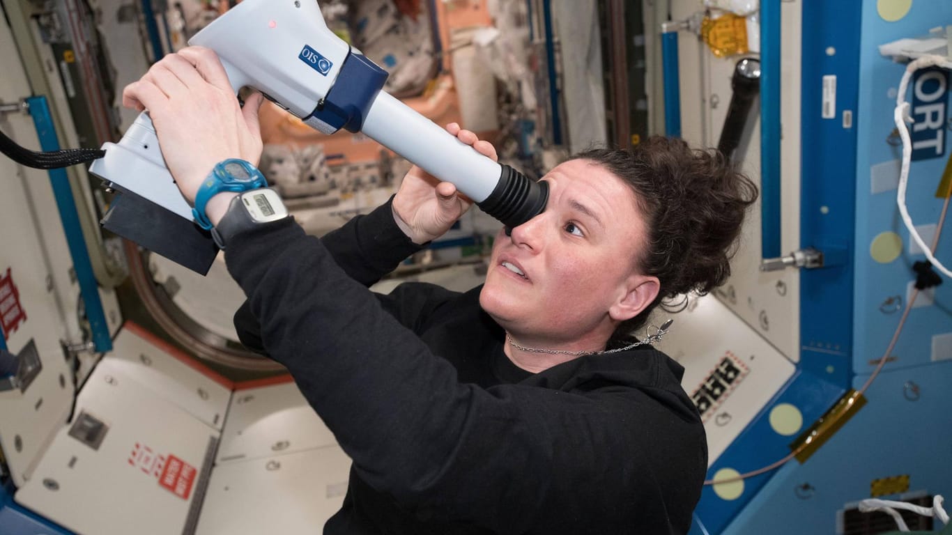 Die US-Astronautin Serena Aunón-Chancellor untersucht mit einem Funduskop ihr Auge. Ärzte auf der Erde haben dabei Zugriff auf die Bilder. Monatelange Schwerelosigkeit kann dauerhafte Auswirkungen auf die Sehkraft haben.