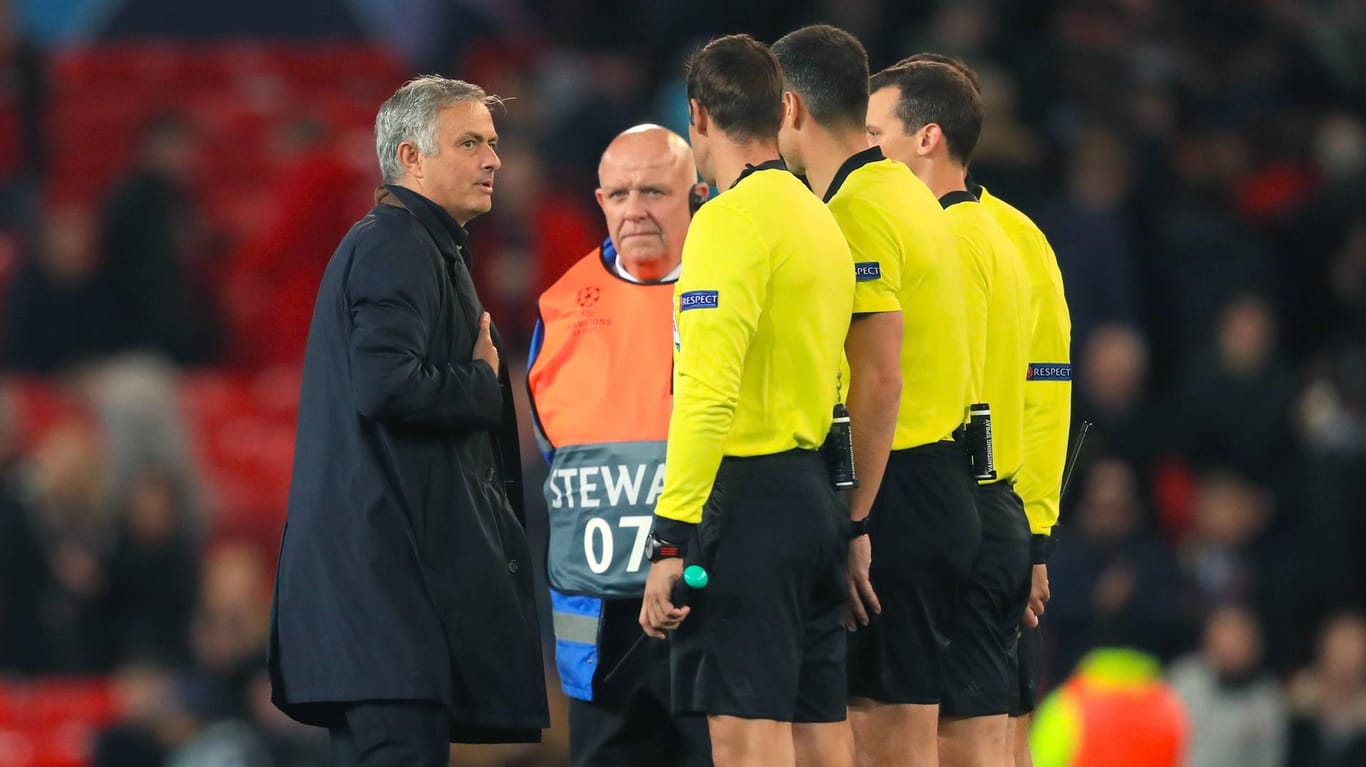 Zu spät zum Spiel erschienen: Manchester Uniteds Trainer José Mourinho (l.) im Gespräch mit Schiedsrichtern.