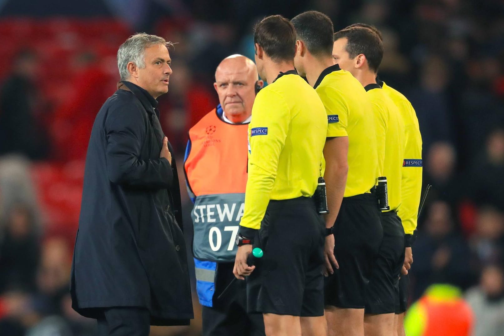 Zu spät zum Spiel erschienen: Manchester Uniteds Trainer José Mourinho (l.) im Gespräch mit Schiedsrichtern.