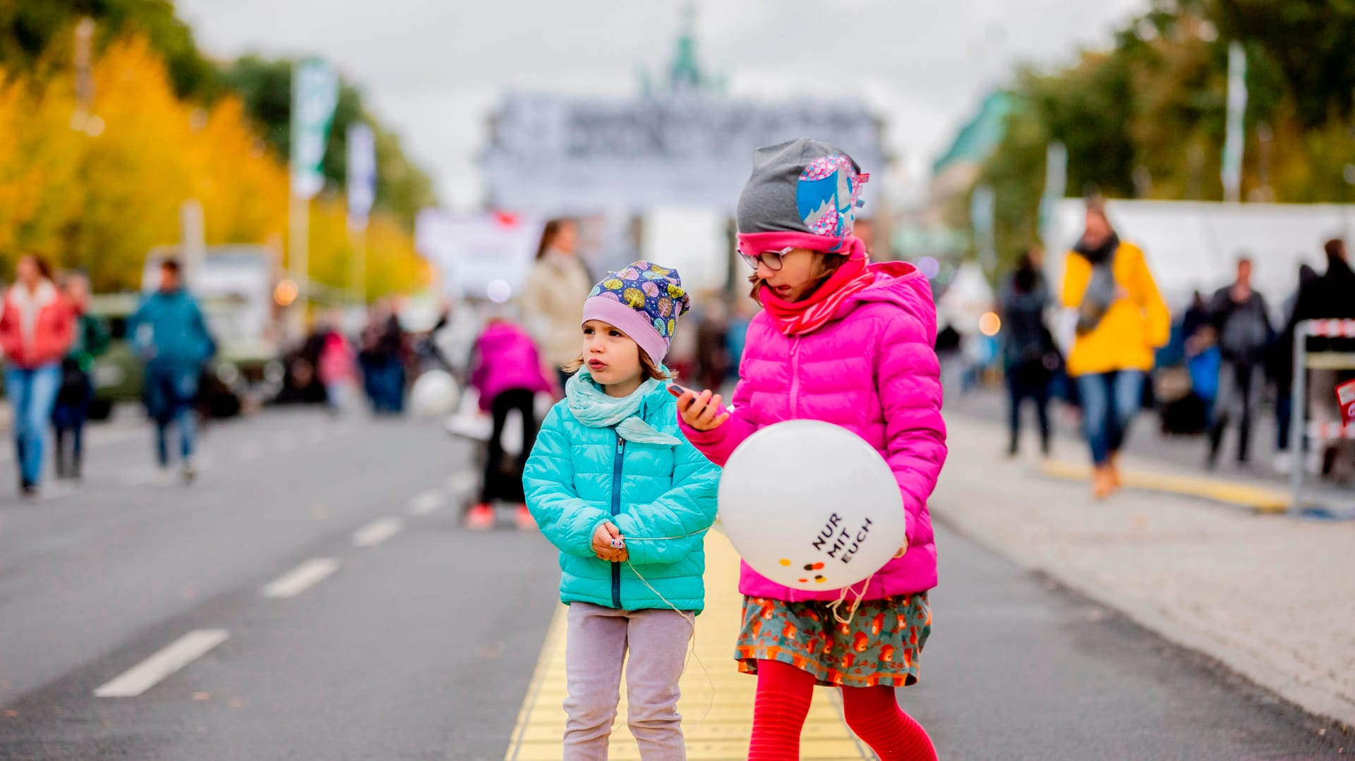 Bürgerfest vor dem Brandenburger Tor: Die vierjährige Pauline (l.) und sechsjährige Florentina laufen auf der Straße des 17. Juni.