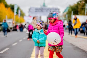 Bürgerfest vor dem Brandenburger Tor: Die vierjährige Pauline (l.) und sechsjährige Florentina laufen auf der Straße des 17. Juni.