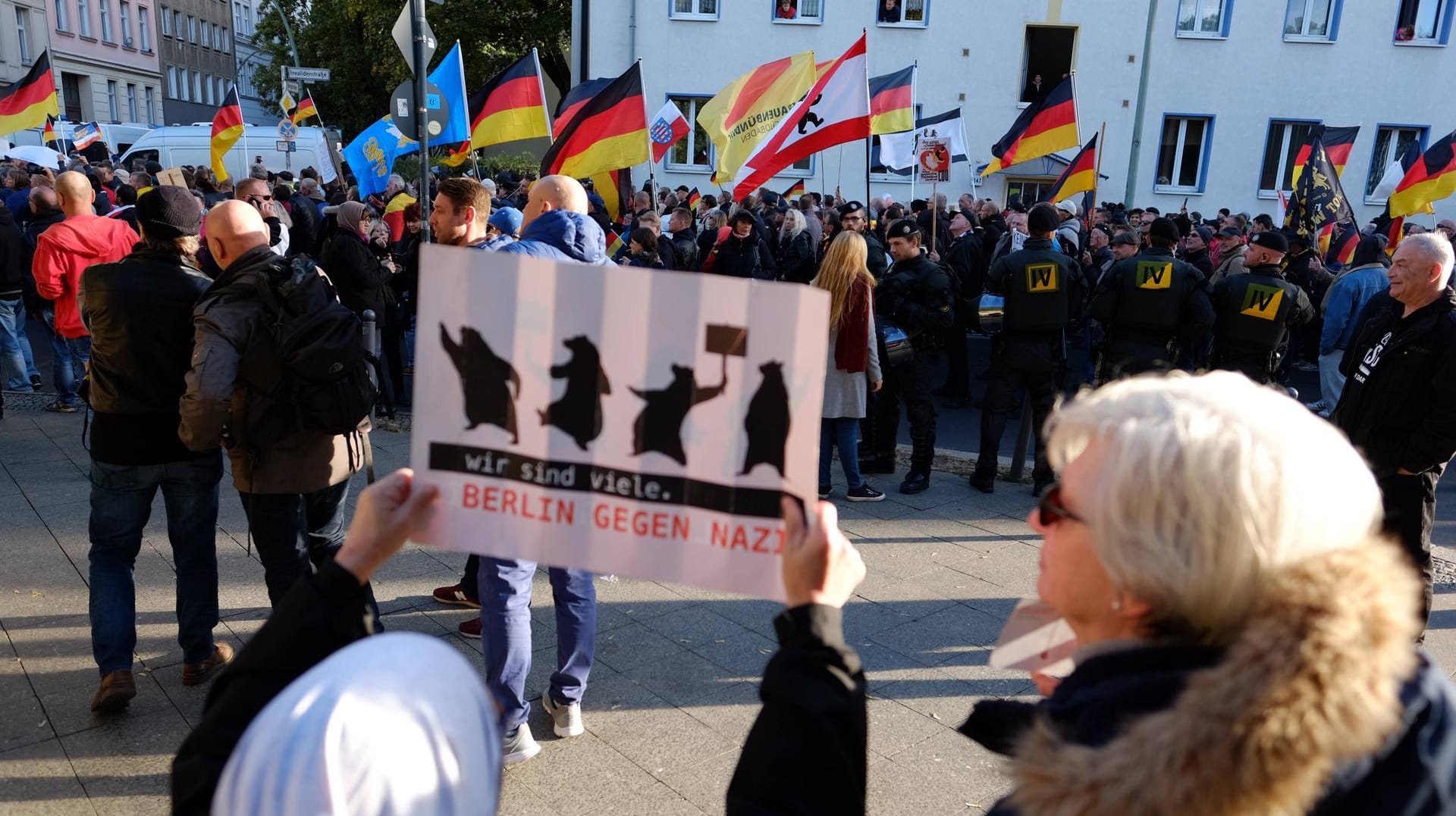 "Berlin gegen Nazis": Protest gegen Rechtsextreme und Rechtspopulisten, die am Tag der Einheit durch den Berliner Bezirk Mitte ziehen.