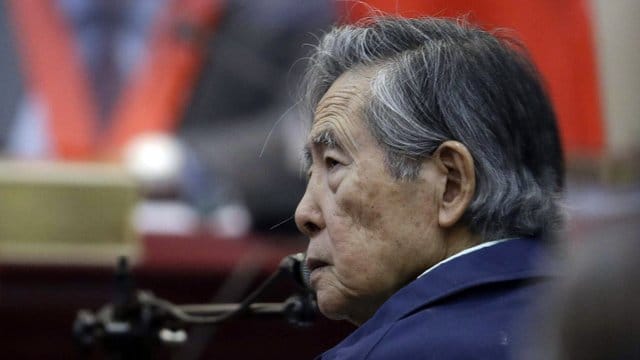 Perus ehemaliger Präsident Alberto Fujimori muss nach einem Urteil des Obersten Gerichtshofs Perus wieder ins Gefängnis. Perus ehemaliger Präsident Alberto Fujimori muss nach einem Urteil des Obersten Gerichtshofs Perus wieder ins Gefängnis.