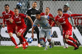 Schalkes McKennie (M.) gegen die Moskauer Abwehr.