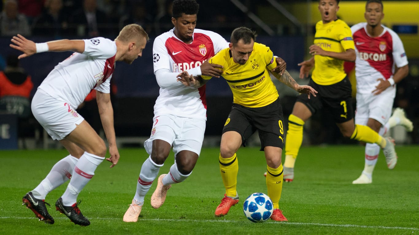 Unter Druck: Dortmunds Paco Alcacer behauptet den Ball gegen Monacos Jemerson.