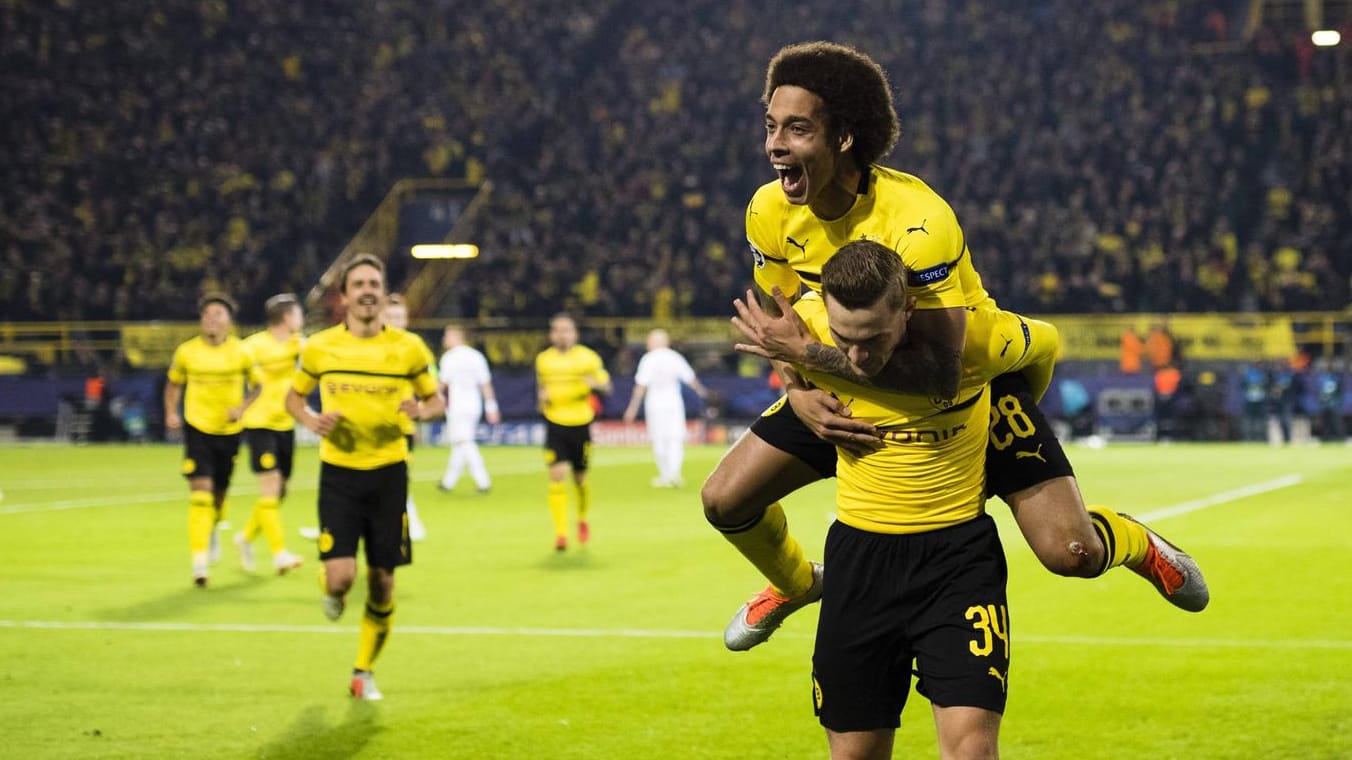 Die Erlösung: Axel Witsel feiert auf den Schultern von Torschütze Jacob Bruun Larsen den Führungstreffer für den BVB.