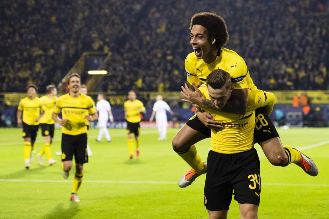 Die Erlösung: Axel Witsel feiert auf den Schultern von Torschütze Jacob Bruun Larsen den Führungstreffer für den BVB.