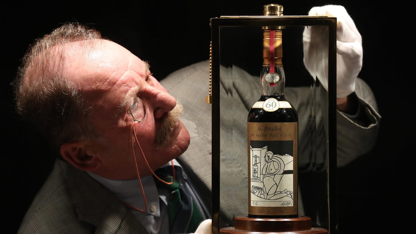 Ein Whisky-Experte begutachtet den weltweit angeblich seltensten und wertvollsten Whisky: Der 60 Jahre alte Whisky wurde für rund eine Million Euro versteigert.