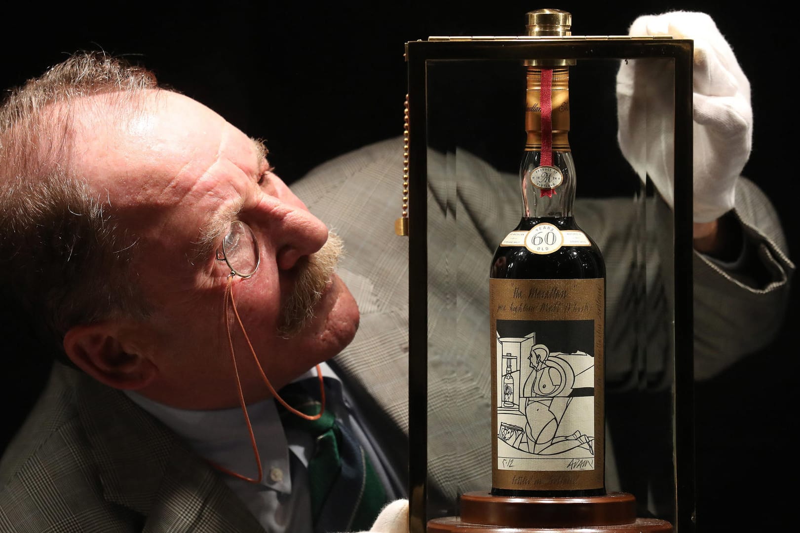 Ein Whisky-Experte begutachtet den weltweit angeblich seltensten und wertvollsten Whisky: Der 60 Jahre alte Whisky wurde für rund eine Million Euro versteigert.