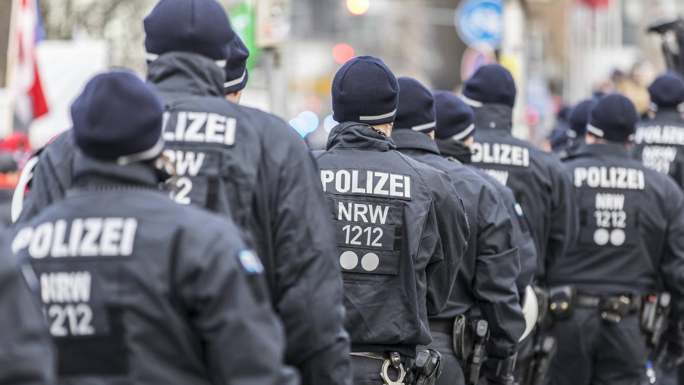 Beamte der nordrhein-westfälischen Polizei: Auf dem Dortmunder Sonnenplatz griffen Rechtsextreme Polizisten mit Feuerlöschern an. (Symbolfoto)