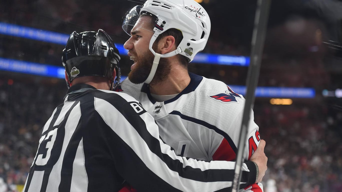 Emotionen auf dem Eis: Ein NHL-Schiedsrichter versucht Tom Wilson (r.) von den Washington Capitals zu beruhigen.