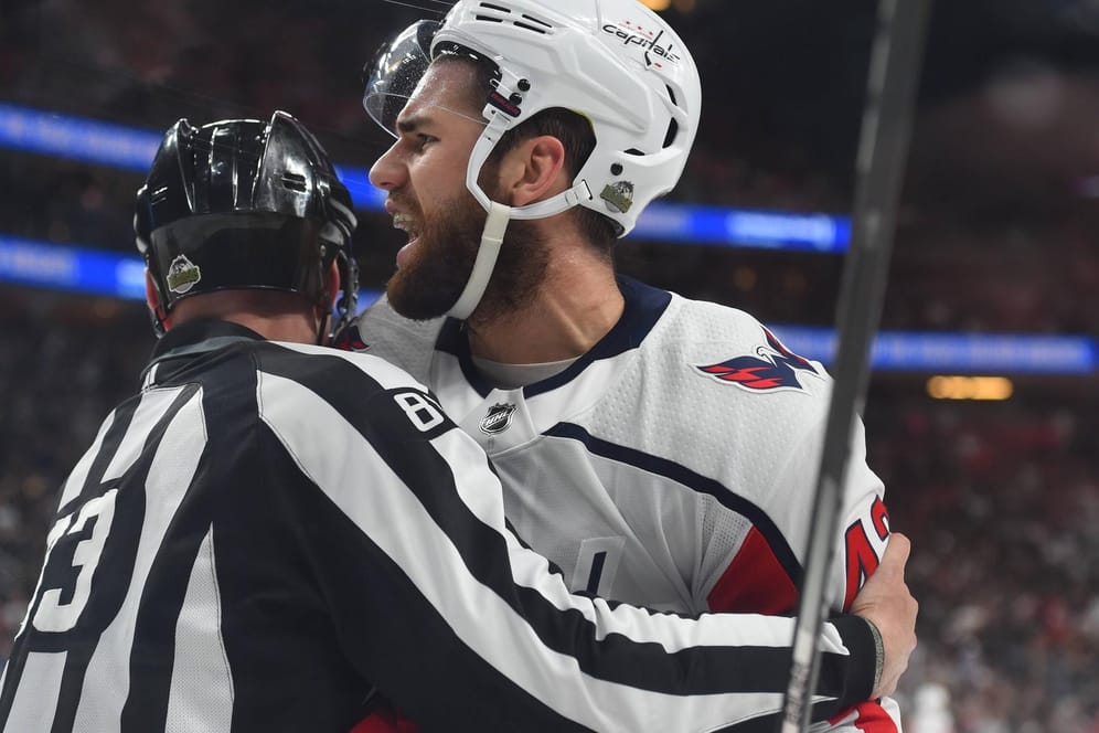 Emotionen auf dem Eis: Ein NHL-Schiedsrichter versucht Tom Wilson (r.) von den Washington Capitals zu beruhigen.