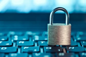 Ein Schloss auf einer Tastatur: Wer seine Online-Konten vor Hackern schützen will, braucht sichere Passwörter.
