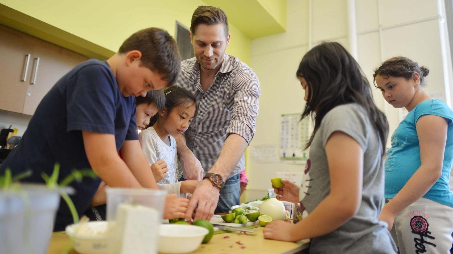 Er lebt seine Leidenschaft: Star-Koch Cory Vitiello arbeitet auch mit Kindern zusammen.