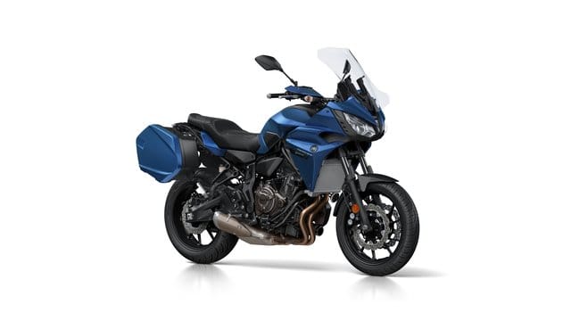 Neue Variante: Die Yamaha Tracer 700GT mit neu gepolsterter Sitzbank, Windschutz und farblich abgestimmten Seitenkoffern. Neue Variante: Die Yamaha Tracer 700GT mit neu gepolsterter Sitzbank, Windschutz und farblich abgestimmten Seitenkoffern.
