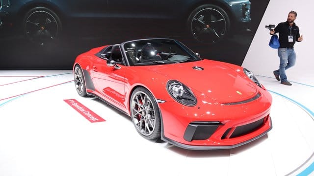 Porsche bringt im nächsten Frühjahr einen 911er als Speedster, der auf 1948 Exemplare limitiert ist. Porsche bringt im nächsten Frühjahr einen 911er als Speedster, der auf 1948 Exemplare limitiert ist.