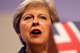 "Die ,Killing Fields' von Birmingham überlebt": Die britische Premierministerin Theresa May bekommt in vielen Pressekommentaren ein gutes Zeugnis.