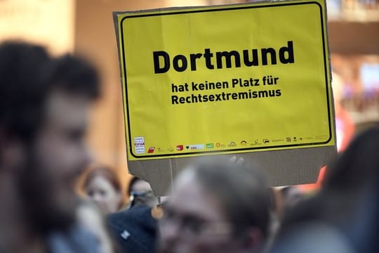 Gegendemonstranten protestierten gegen eine Versammlung von Mitgliedern rechtsextremer Gruppierungen in der Dortmunder Innenstadt.