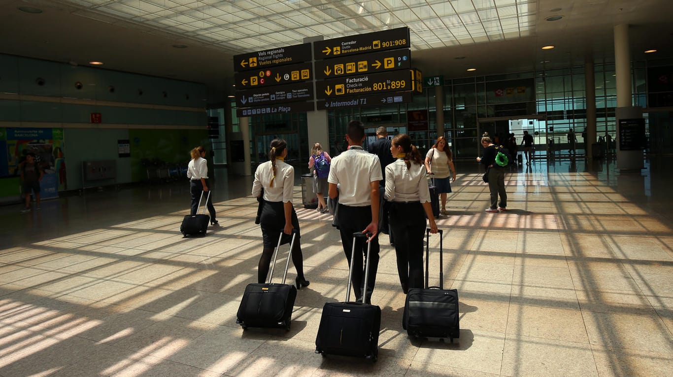 Passagiere und Crewmitglieder in Terminal 1 des Flughafens von Barcelona: Zwei Deutsche wollten eine Million Euro an Bord eines Fliegers in die Türkei schmuggeln.