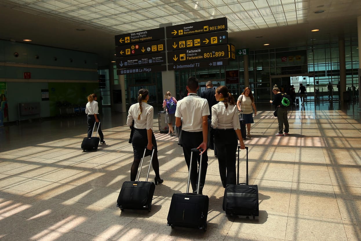 Passagiere und Crewmitglieder in Terminal 1 des Flughafens von Barcelona: Zwei Deutsche wollten eine Million Euro an Bord eines Fliegers in die Türkei schmuggeln.