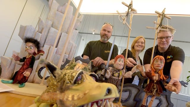 Der Regisseur Florian Moch (r) lässt zusammen mit dem Bühnenbildner Hans Kauzmann und der Puppenspielerin Melanie Marschall die Marionetten tanzen.