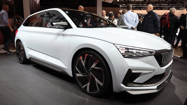 Die Studie Vision RS von Skoda nimmt gleich zwei Dinge vorweg - sie gibt Ausblicke auf Neuerungen bei Rapid und Superb. Die Studie Vision RS von Skoda nimmt gleich zwei Dinge vorweg - sie gibt Ausblicke auf Neuerungen bei Rapid und Superb.