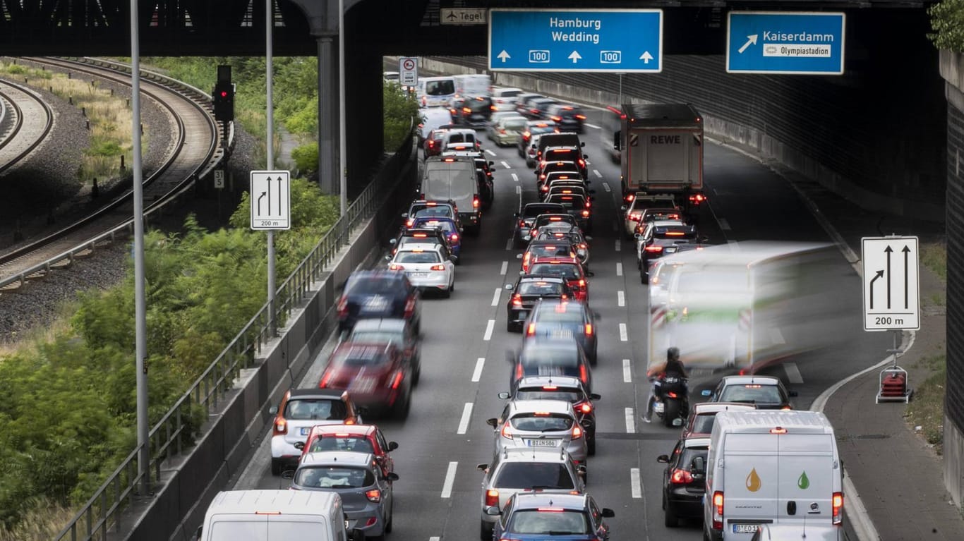 Stau auf der Autobahn 100 in Berlin: Die Mehrheit der Deutschen sieht den Diesel-Kompromiss der Regierung skeptisch.